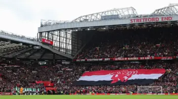 توقف مفاجئ لمباراة مانشستر يونايتد بسبب جسم غامض في السماء